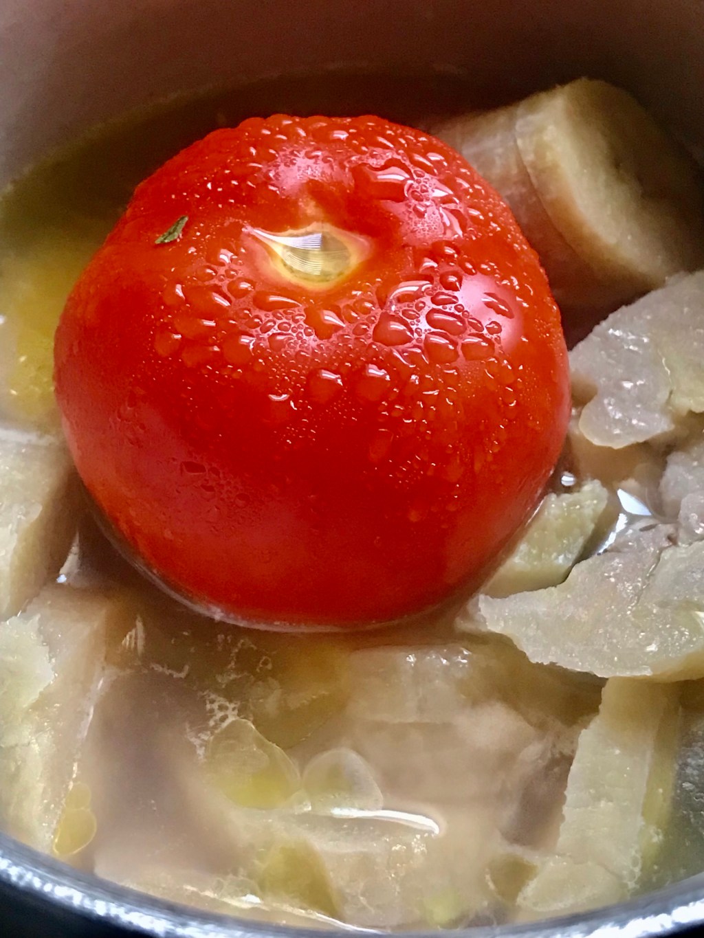 Tomato at the beginning of a vodka bath with&nbsp;plantains