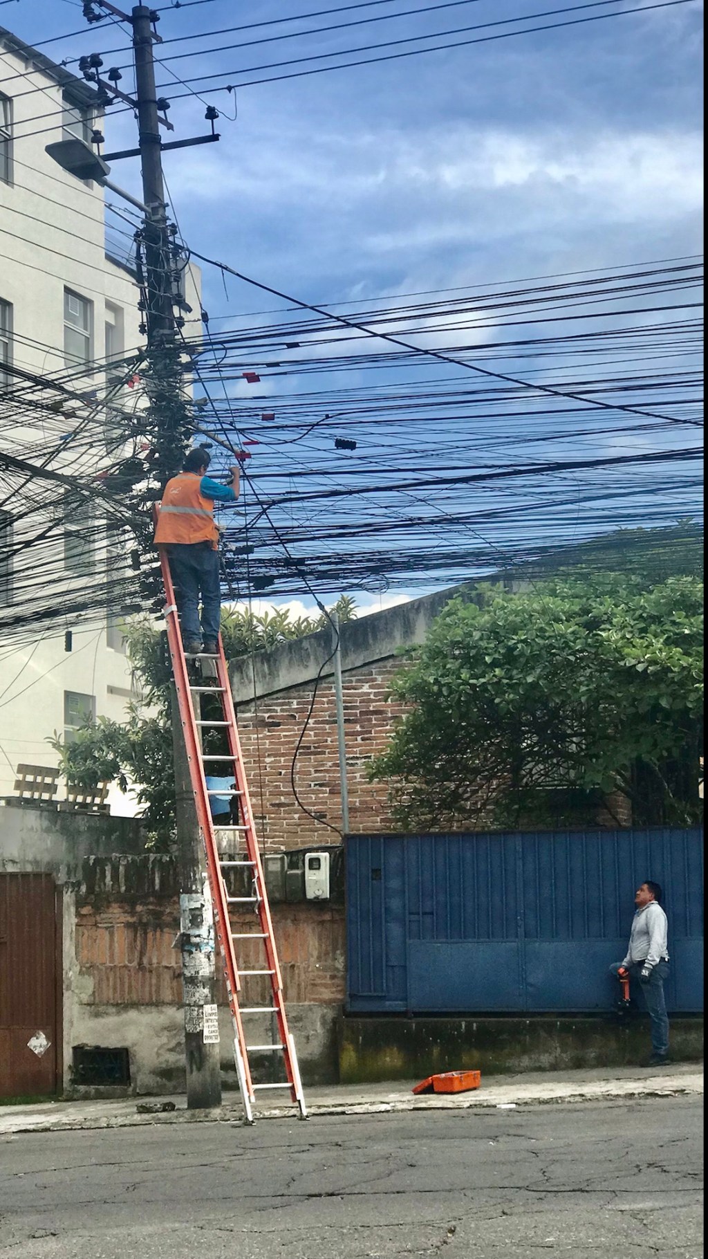 It might require more than a mere technician to find the right cable in&nbsp;Quito
